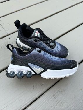 Nike Air Max Dn Kids Size 11 Youth Black Blue